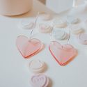 Aloë Acrylic Pink Heart Hoop Earrings