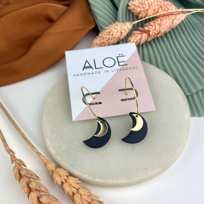 Aloë Black Clay Crescent Moon Hoop Earrings