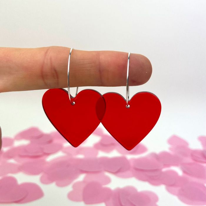 Aloë Acrylic Red Heart Hoop Earrings